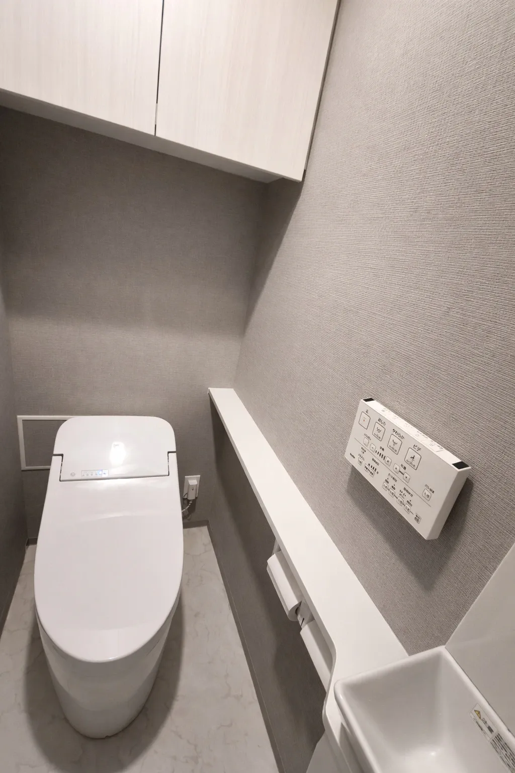 手洗いカウンターや温水洗浄便座に加え収納も備えた、使い勝手の良いトイレ空間です。