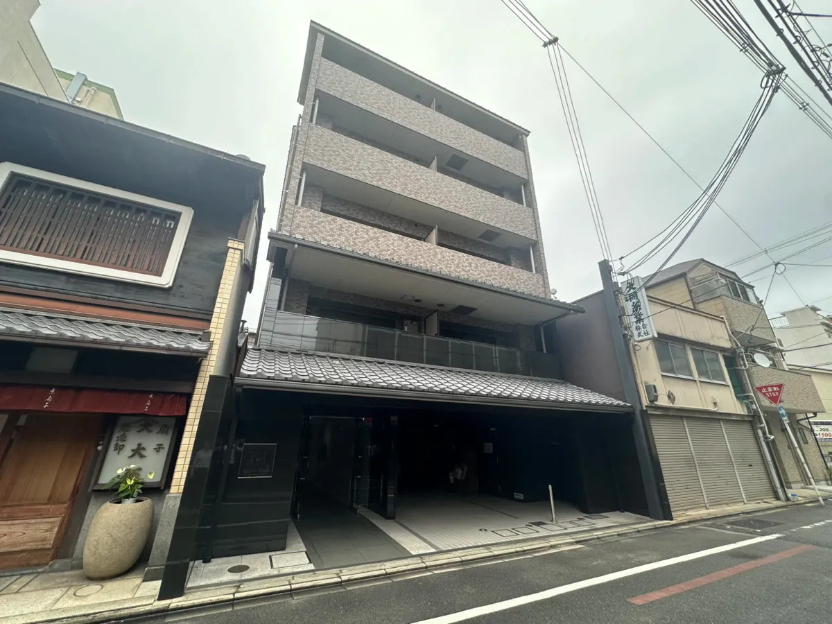 【外観】５階建ての２階部分。こぢんまりとした小規模マンションならではの魅力が詰まっています。