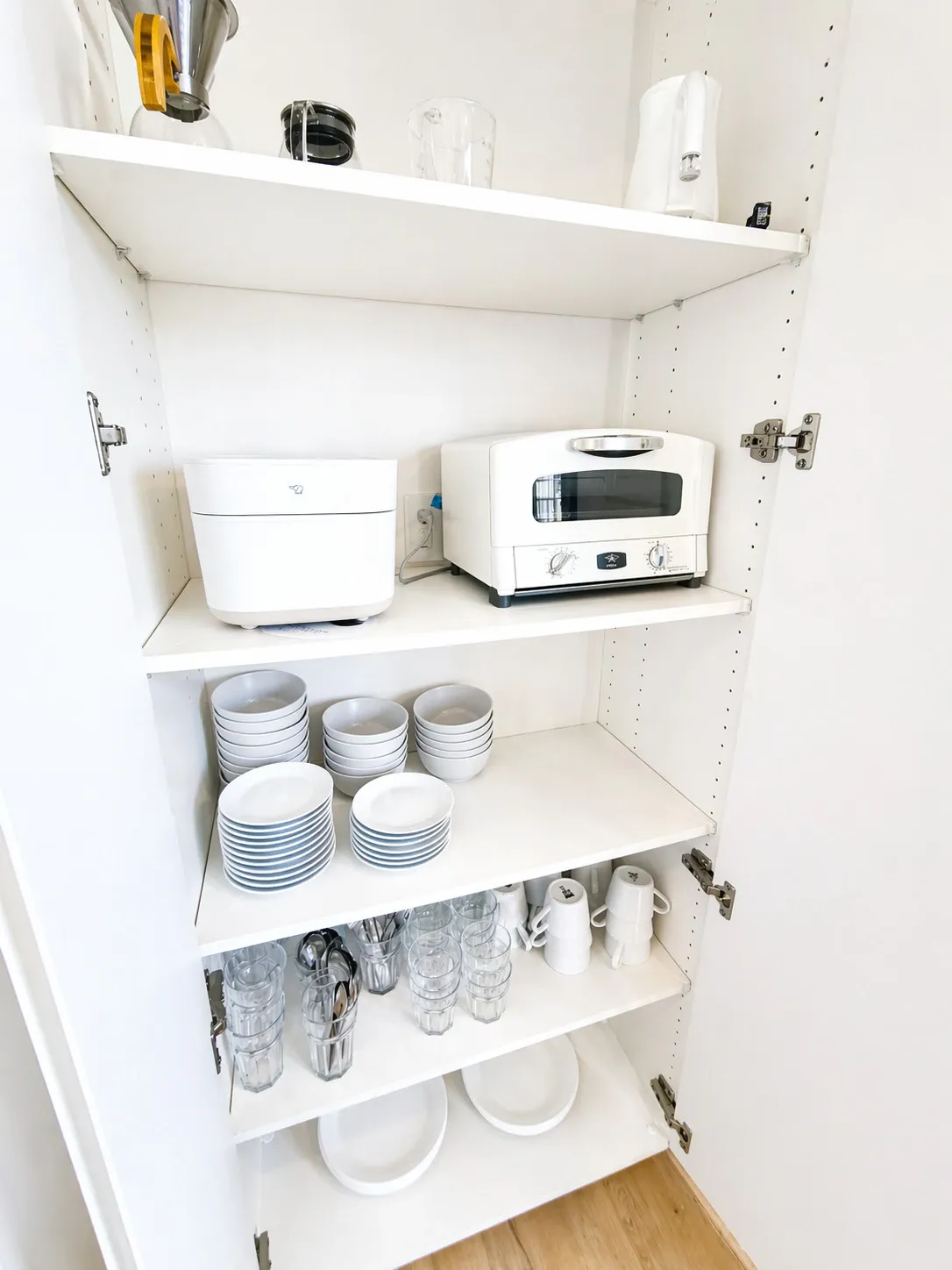 共用キッチン付きセカンドリビングは備品・食器・グラス・カトラリーをはじめ、トースターなどの調理家電も完備。貸切予約にも対応しています。