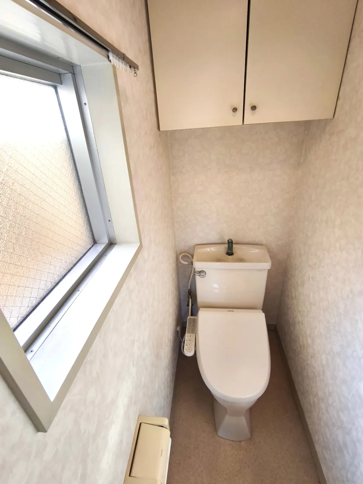 温水洗浄便座を備えた明るいトイレ。窓付きで快適にお使いいただけます