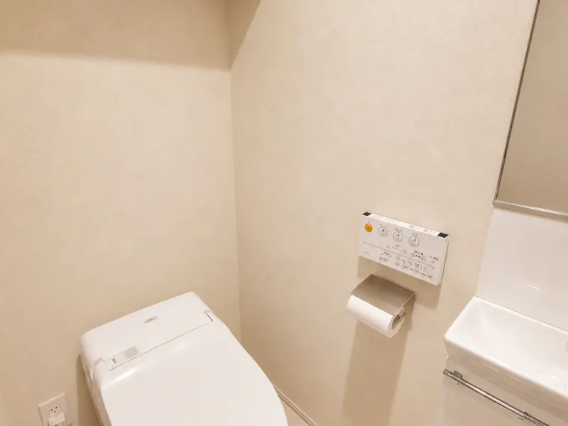タンクレストイレを採用し、すっきりとした空間に。上部収納付きで清潔感あふれる仕様です。