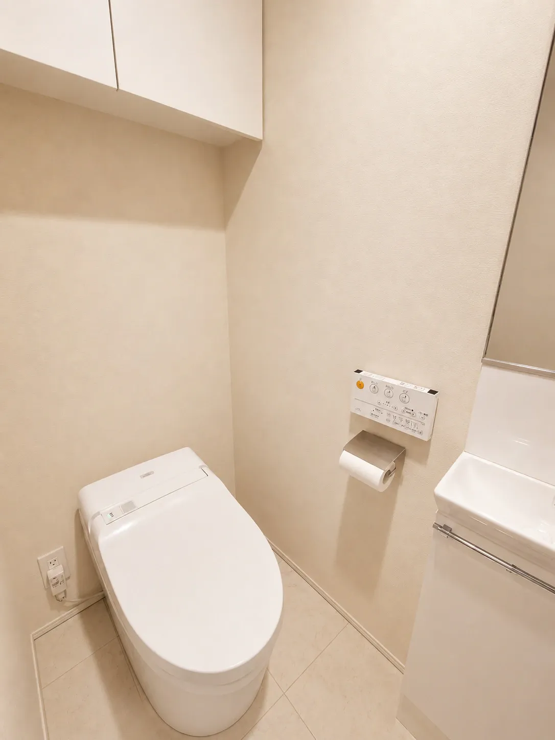 タンクレストイレを採用し、すっきりとした空間に。上部収納付きで清潔感あふれる仕様です。