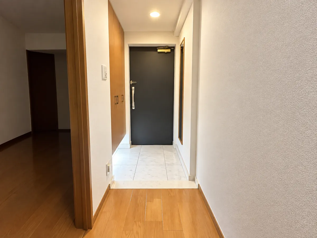 【玄関】大きな収納に間接照明と全身が確認できる縦型鏡が付いた玄関。お出かけの支度が楽しくなる空間です。