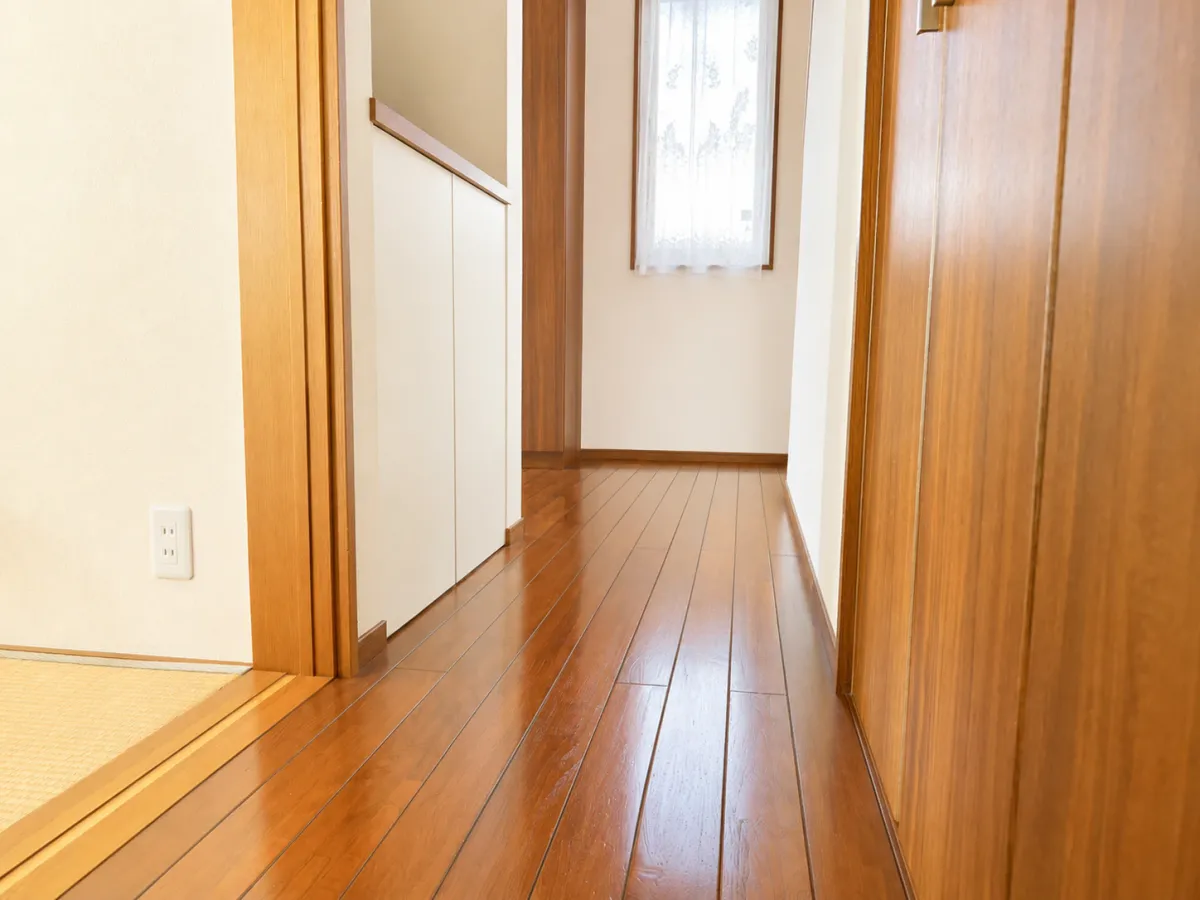 【廊下】床は無垢材を使用。木のぬくもりを感じられる空間です。