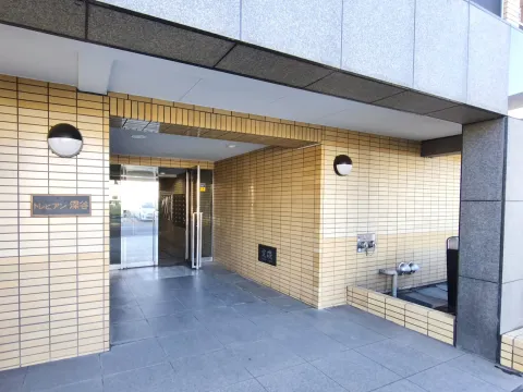 落ち着いたデザインと清潔感が調和したエントランスが、住まい全体の品格を高めています