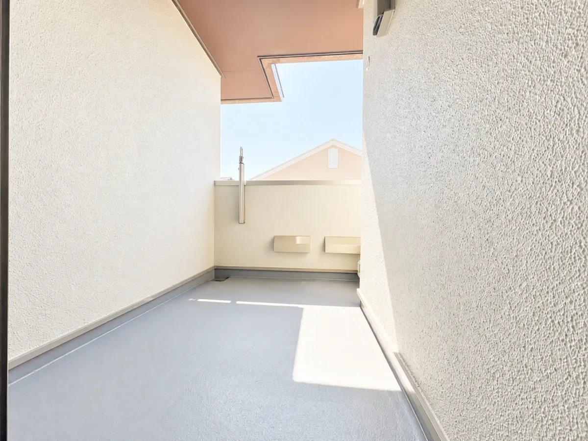 【バルコニー】南西向きのバルコニーは屋根部分が広く設計されております。突然の雨でも洗濯物が安心。