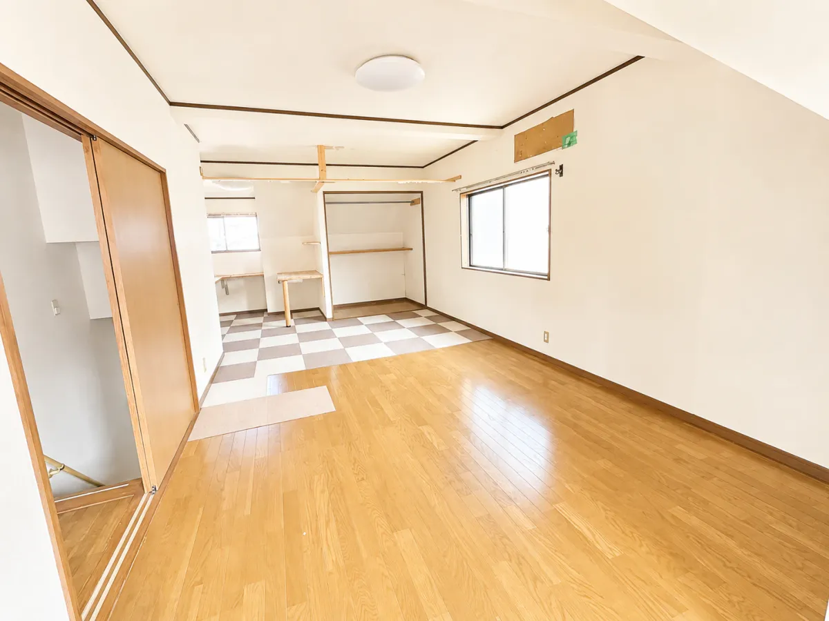 【2階洋室～屋根裏収納】2階の15帖洋室には屋根裏収納付き。荷物の多いご家庭でも安心です。