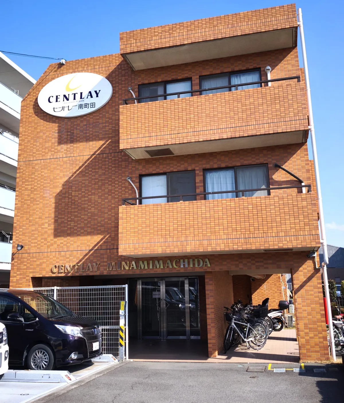 おしゃれでスタイリッシュな外観が印象的な低層３階建て。落ち着いた住環境に調和した佇まいで、安心感のある暮らしを叶えます