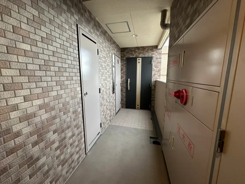 【共用部分】管理人さんが丁寧に掃除をしてくださっており、綺麗に保たれた共用部です。