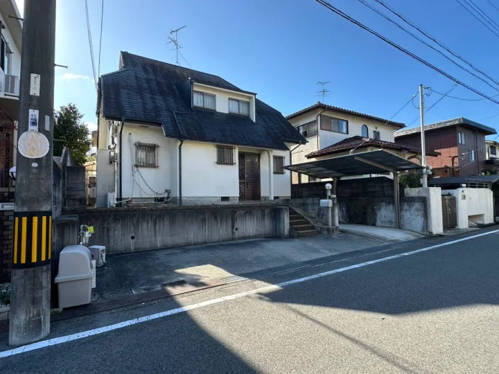 【敷地面積約75坪・広々としたお庭とウッドデッキ付】和泉市光明台三丁目・リノベ済中古戸建4LDK の外観