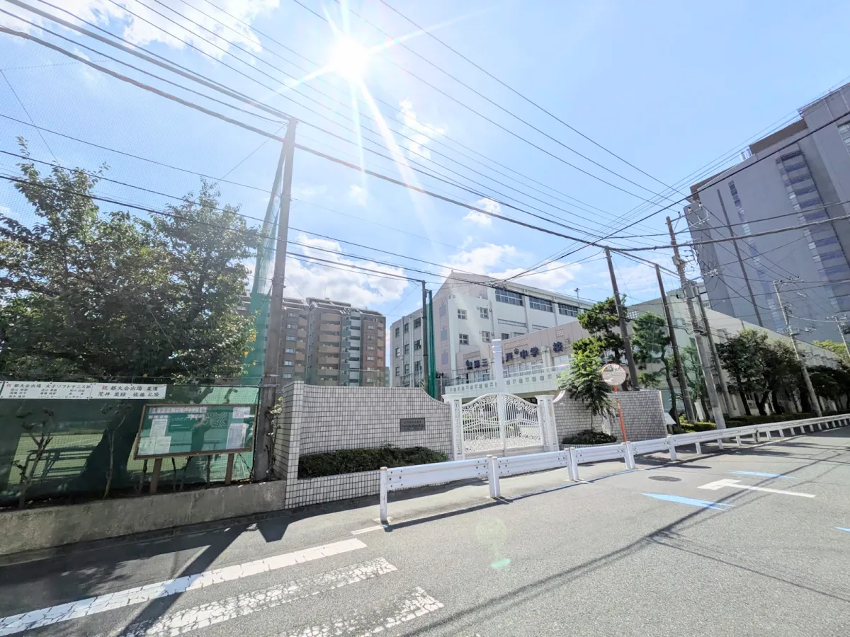 中学校：江東区立第三亀戸中学校：徒歩約1分(約70m)
