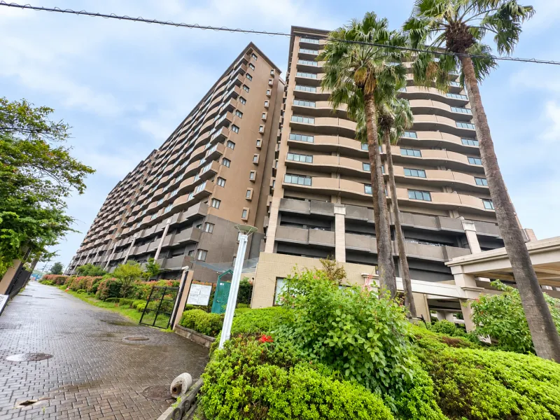【外観】長谷工コーポレーション施工、総戸数260戸の大規模マンション。緑の植栽に囲まれた、落ち着いた住環境です。JR阪和線「和泉府中」駅まで徒歩10分、イオン和泉府中店まで約500m（徒歩7分）。毎日の買い物も通勤も、子育て中の忙しい毎日を支えてくれる立地です。