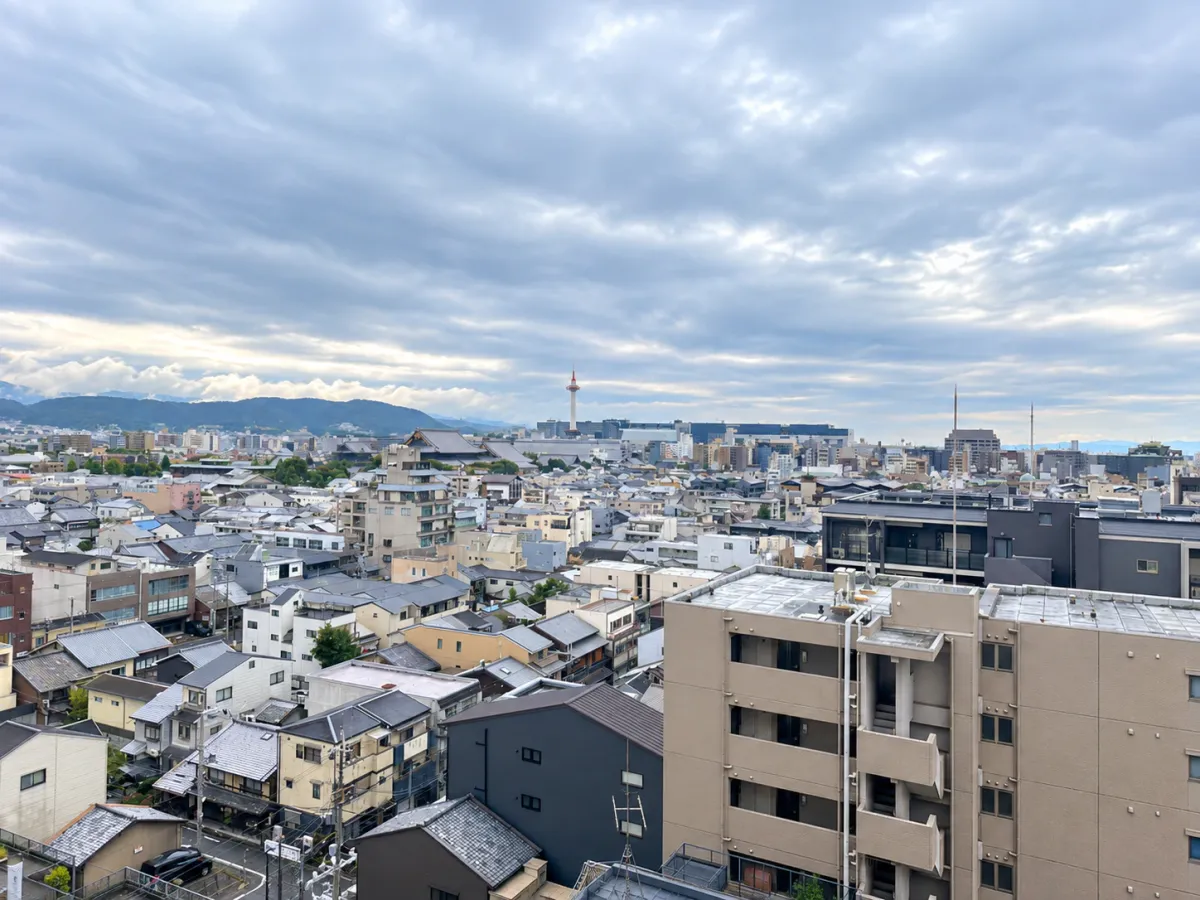 【眺望】お部屋の南側バルコニーからは京都タワーがのぞめます。