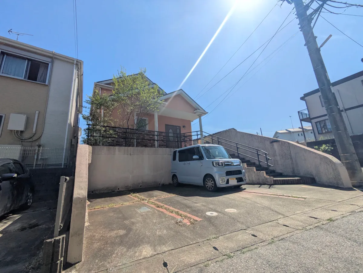 外観「レンガ調タイルが映える欧風外観。カースペース2台分を確保した使いやすい敷地配置」