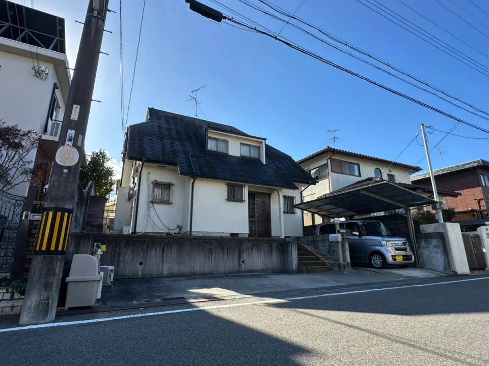 【外観】閑静な住宅街にたたずむ2階建て木造住宅。駐車場2台と南向きのウッドデッキ＋お庭付き！