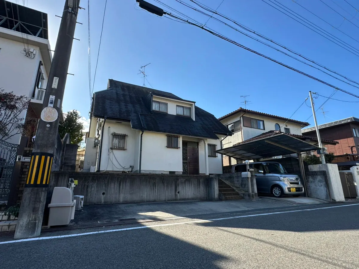 【外観】閑静な住宅街にたたずむ2階建て木造住宅。駐車場2台と南向きのウッドデッキ＋お庭付き！