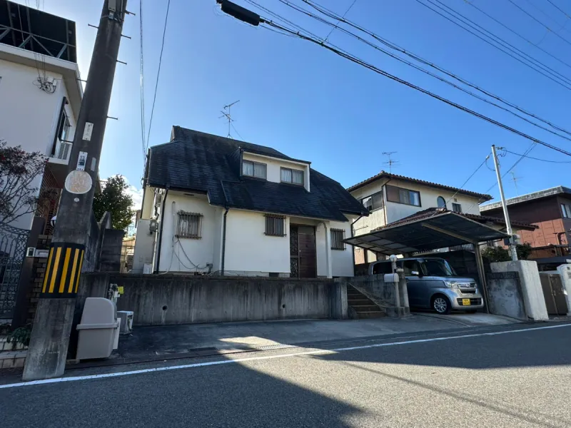 【外観】閑静な住宅街にたたずむ2階建て木造住宅。駐車場2台と南向きのウッドデッキ＋お庭付き！