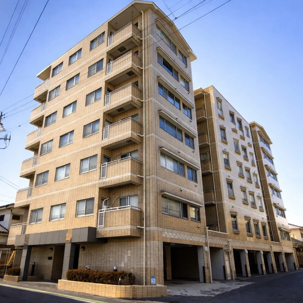 落ち着いた外観デザインが周囲の街並みにしっかりと馴染み、安心感のある住環境を演出します