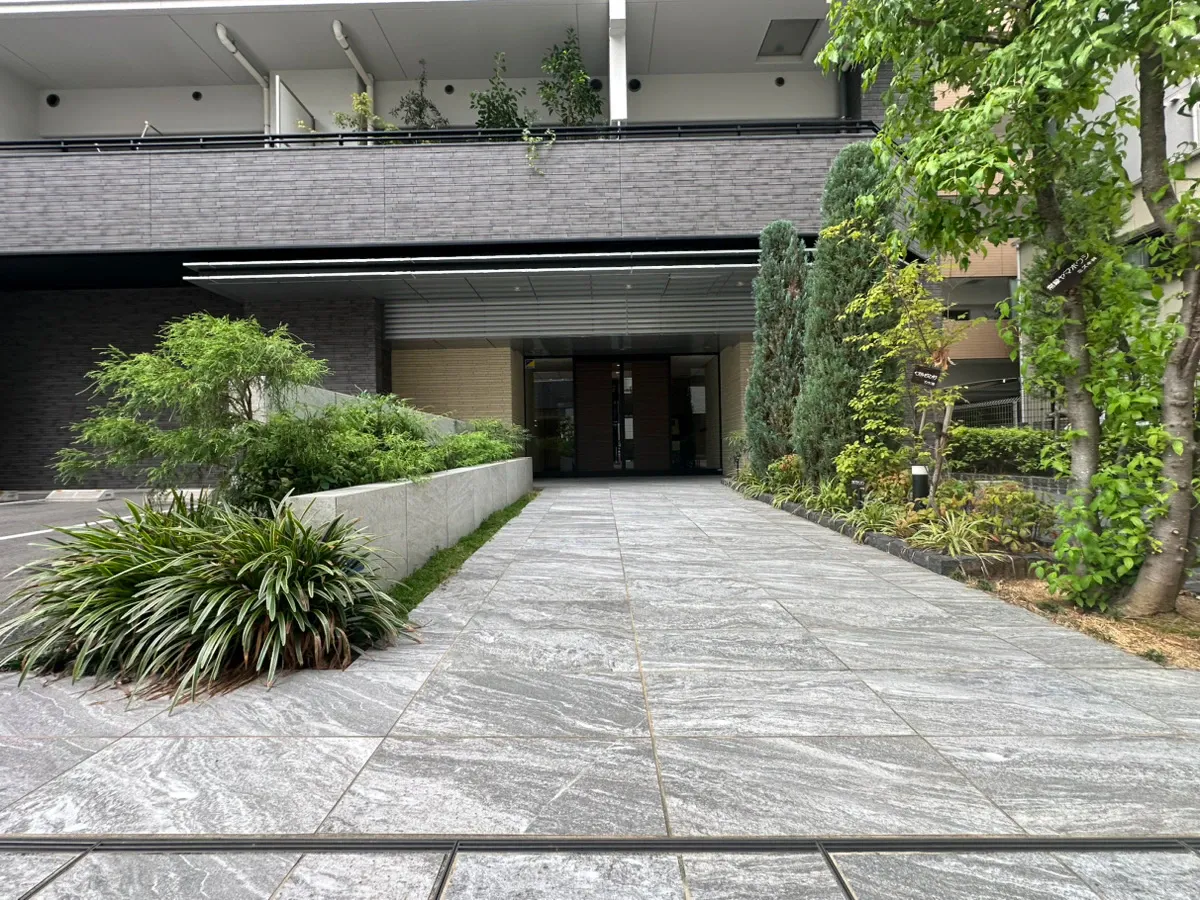【エントランス前】令和元年築のマンションで、とても丁寧に管理をされています。