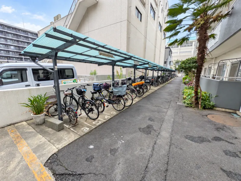 屋根付き駐輪場（年額3,000円〜）※空き要確認