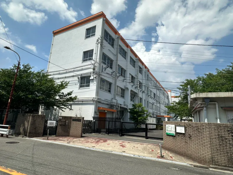【中学校】高槻市立第六中学校400ｍ（徒歩約5分）