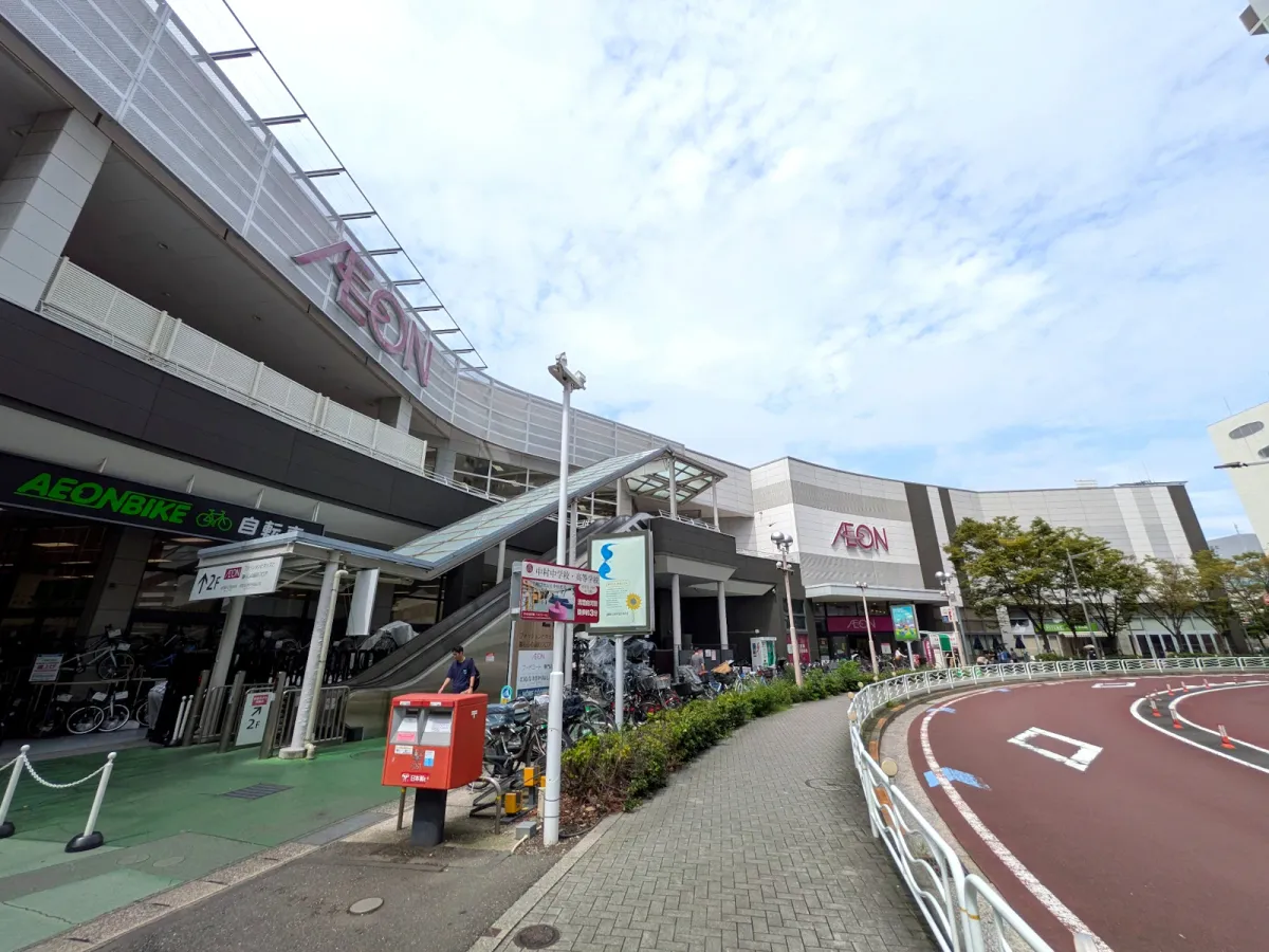 館内の食料品売り場は24時間営業で、遅い時間の帰宅時にも安心です。さらに、複数のクリニックや歯科、薬局が揃う医療モールが設置されているほか、郵便局もあり利便性も備わっています。