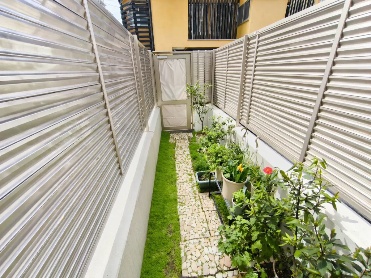 フェンスに囲まれたプライベートな専用庭。ガーデニングを楽しめる贅沢な屋外空間です。