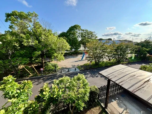 眺望「前面には宇那谷すずかぜ公園（約１０ｍ）があり、お子さまものびのび遊べる子育てに嬉しい住環境です。」
