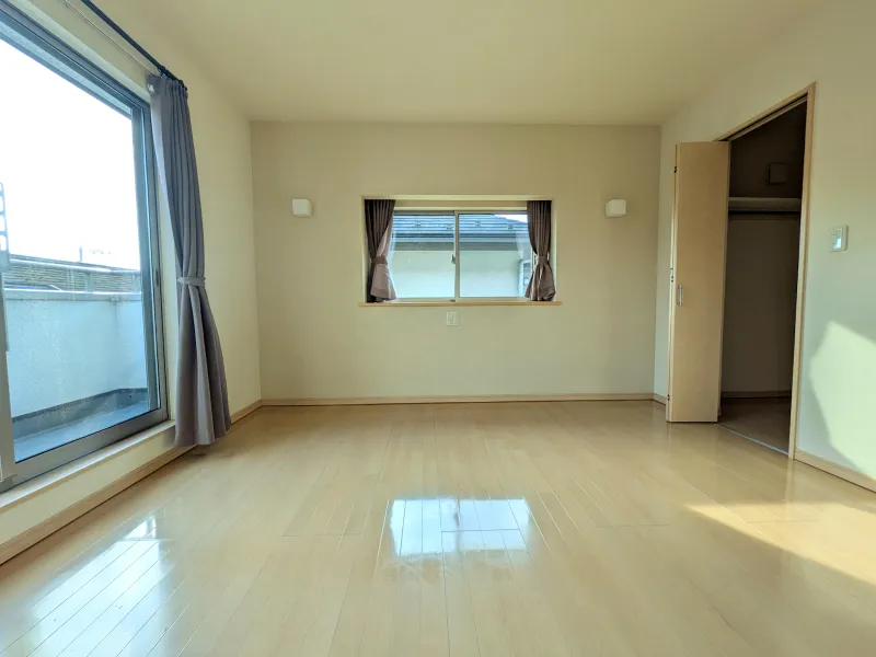 洋室：主寝室にも使える洋室8帖。バルコニーに面した２面採光