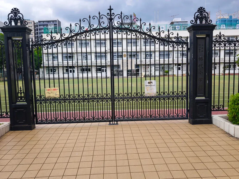 ○幡代小学校　約３３０ｍ（徒歩５分）
