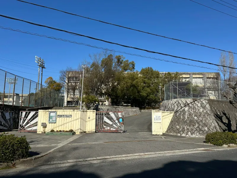 【和泉市立光明台中学校】徒歩11分・約860ｍ