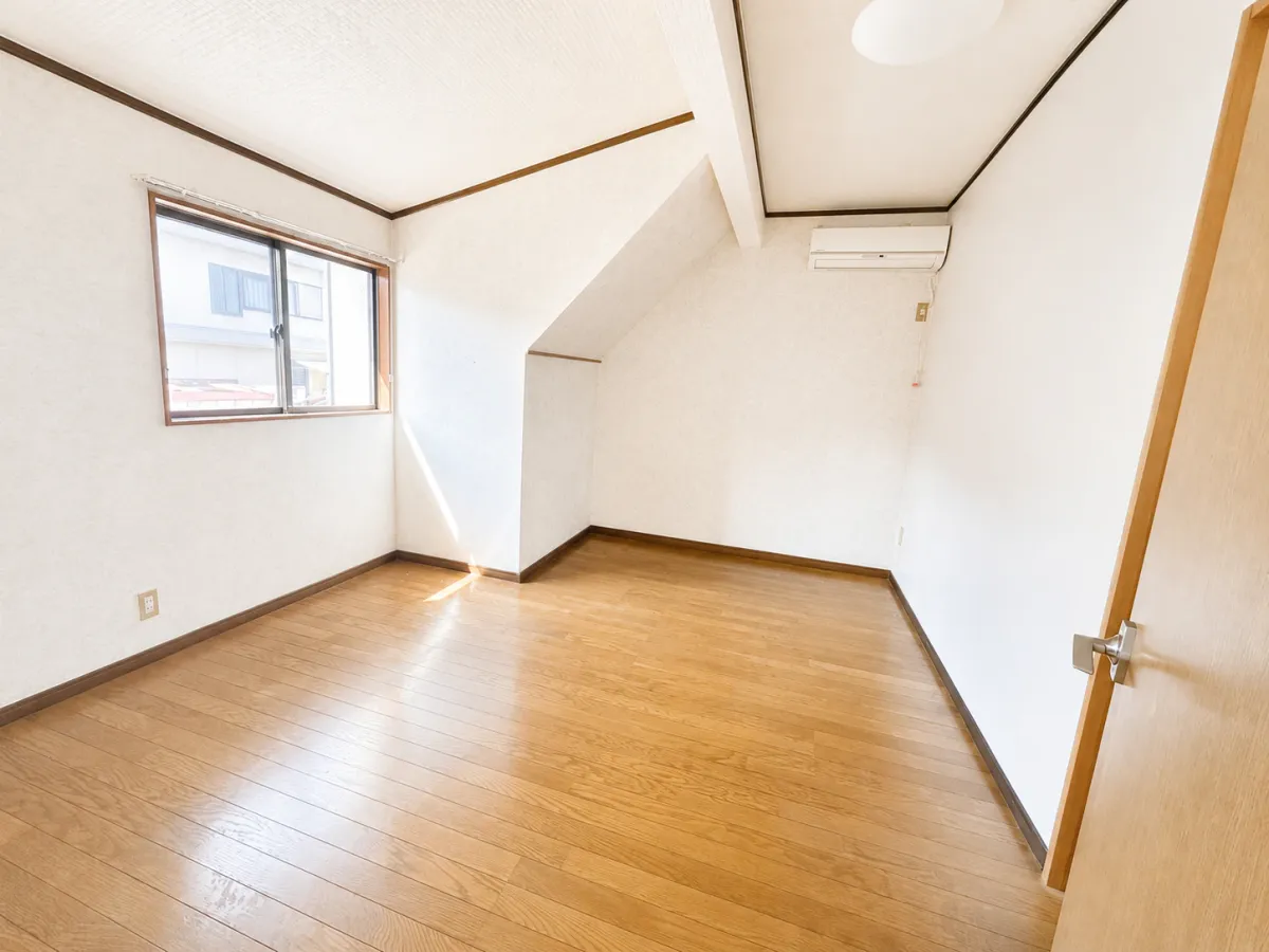 【2階洋室】2階には6帖・9帖・15帖の洋室が合計3室あります。人数の多いご家族でも安心。