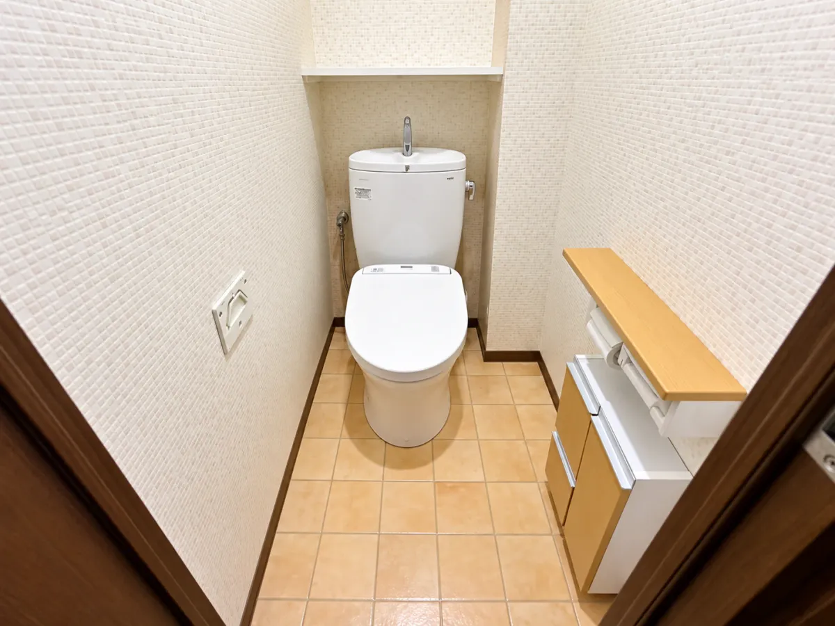 【トイレ】2014年2月交換済み。温水洗浄便座付きです。収納棚があるので、まとめ買いしたトイレットペーパーや掃除用品もすっきり片付きます。