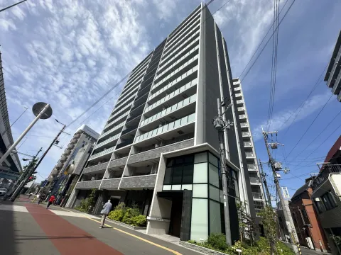 【外観】OsakaMetro中央線・九条駅徒歩1分の立地。築2年・15階建ての築浅駅近マンション。