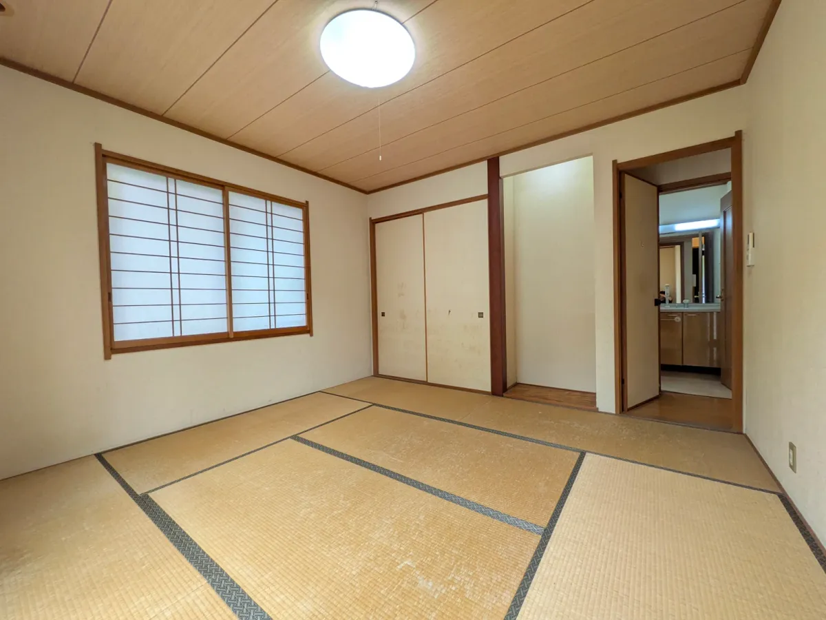和室「約８帖のゆとりある和室。床の間と収納を備え、客間やお子さまの遊び場としても活躍します。」