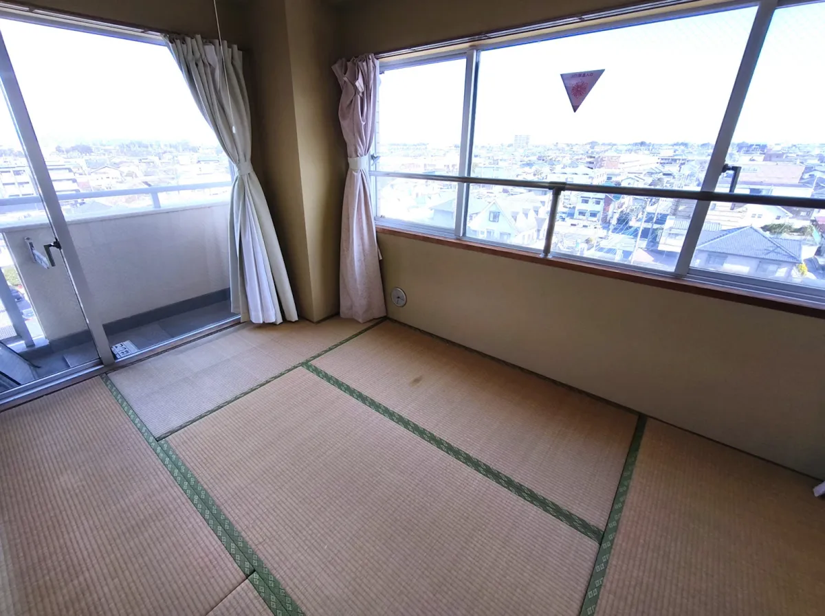 押し入れ付きの６帖和室はバルコニーに面し、明るく眺望も良好です