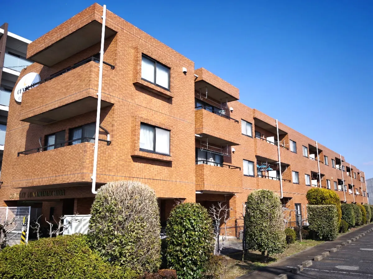 おしゃれでスタイリッシュな外観が印象的な低層３階建て。落ち着いた住環境に調和した佇まいで、安心感のある暮らしを叶えます