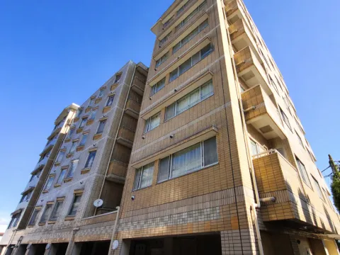 ７階最上階・角部屋ならではの開放的な眺望と、心地よい陽当たりが魅力の住まい