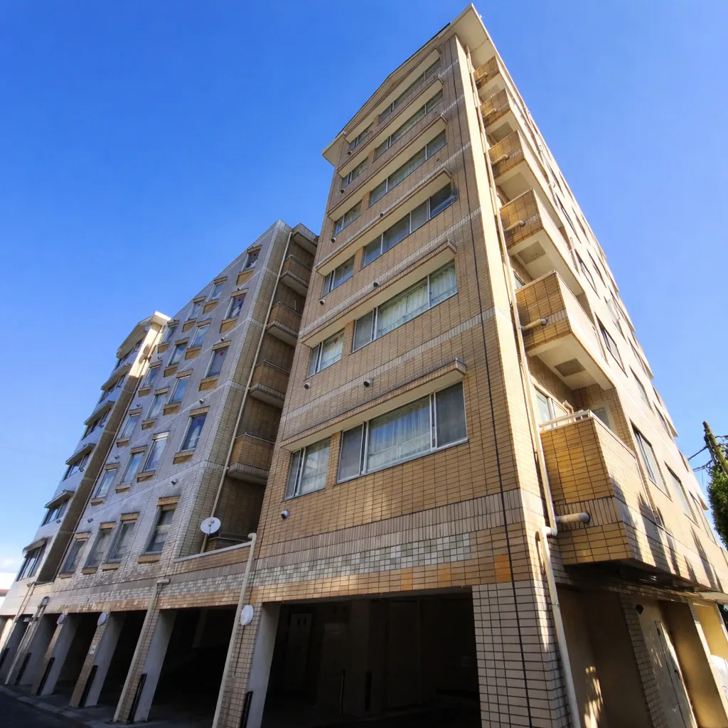 ７階最上階・角部屋ならではの開放的な眺望と、心地よい陽当たりが魅力の住まい