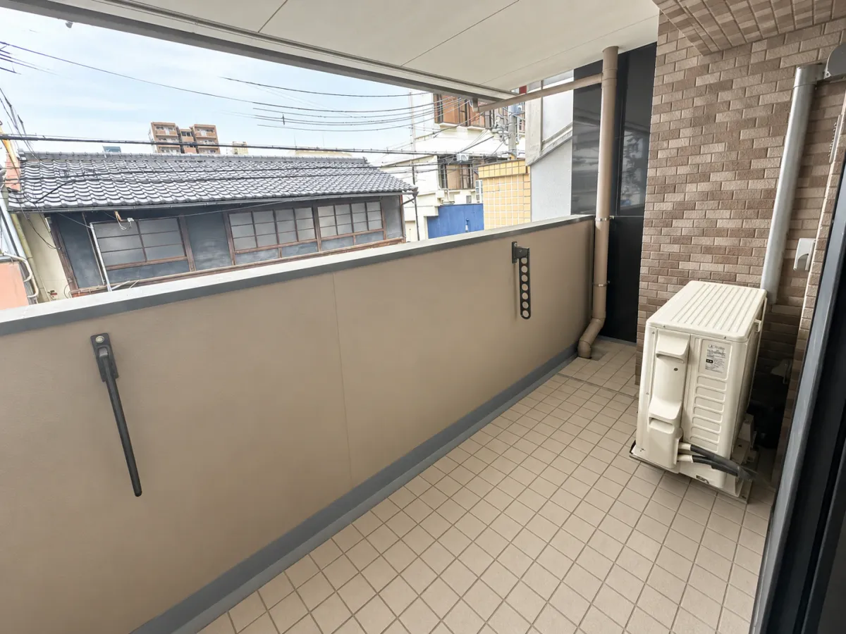 【バルコニー】南向きのバルコニー。奥行きと屋根もあり洗濯物を干すのに快適な空間です。