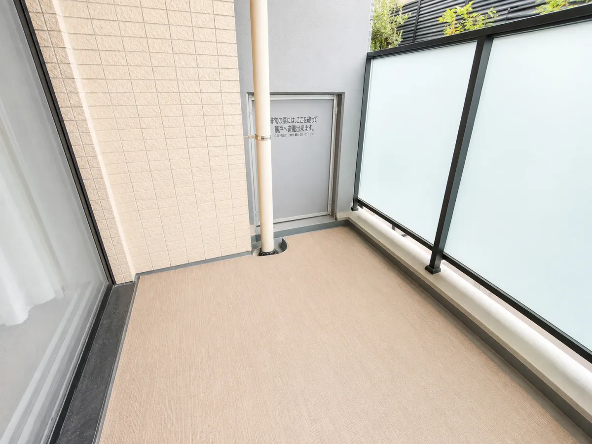 南東向きの明るいバルコニー。ゆとりある奥行きで、日当たりと通風を確保しています。