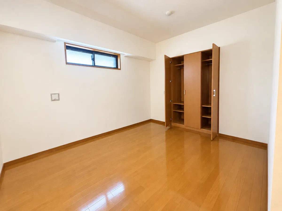 【納戸】北側の納戸は5．9帖＋収納付き。小窓も付いており、生活のお部屋としても収納部屋としても活用できます。