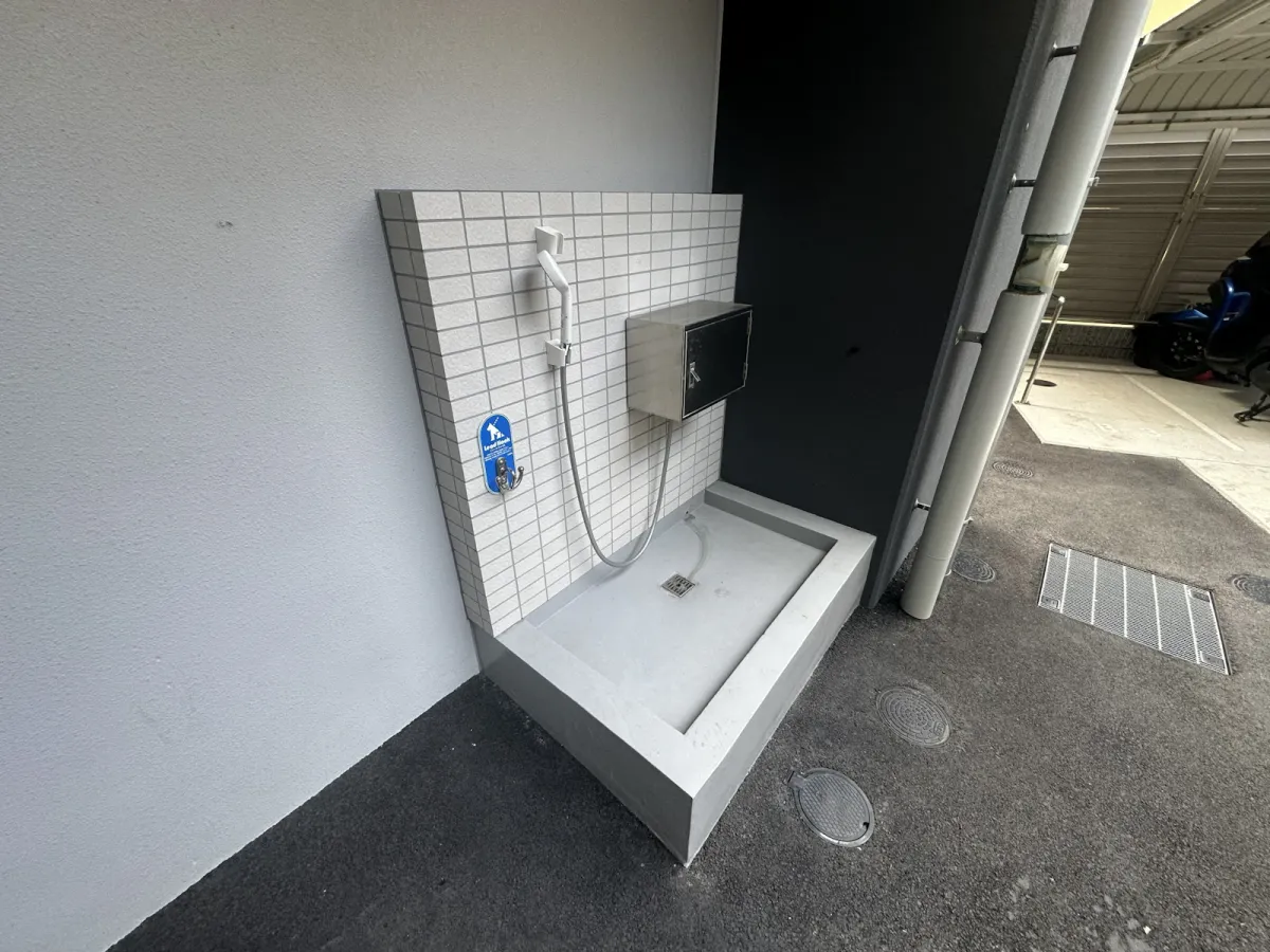 【共用部分】ペットの足洗い場が用意されています。お散歩の後でも安心。