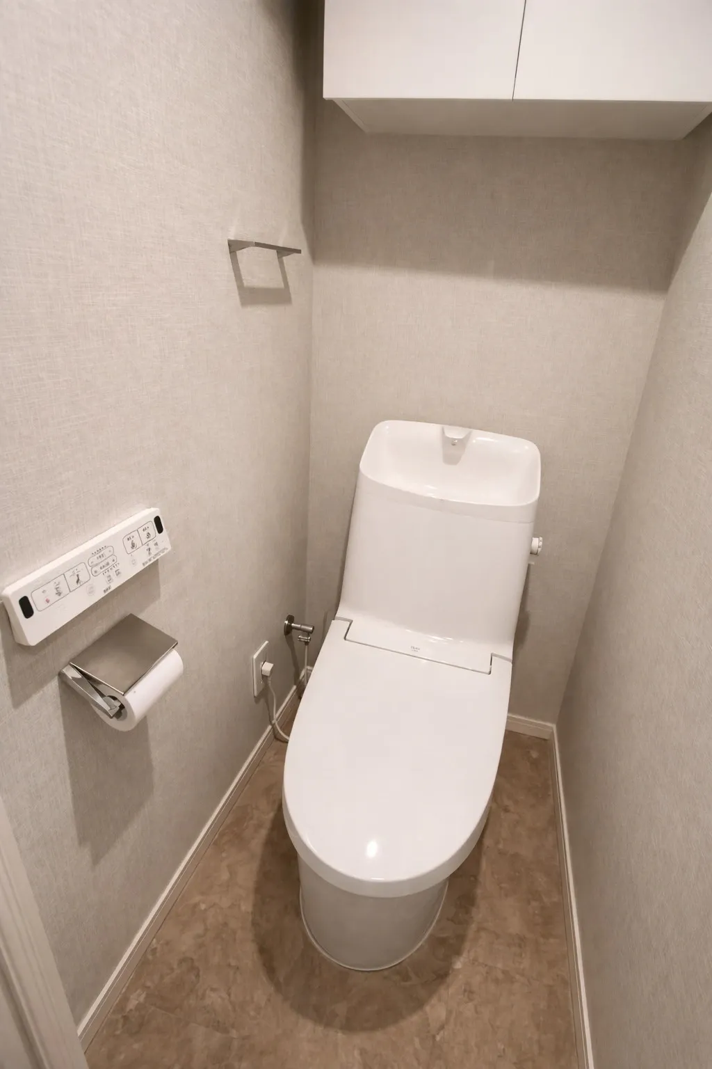 トイレは２０２４年に便器（温水洗浄便座）を新規交換し、クロスも張り替え済み。清潔感と使い心地の良さが際立つ仕上がりです