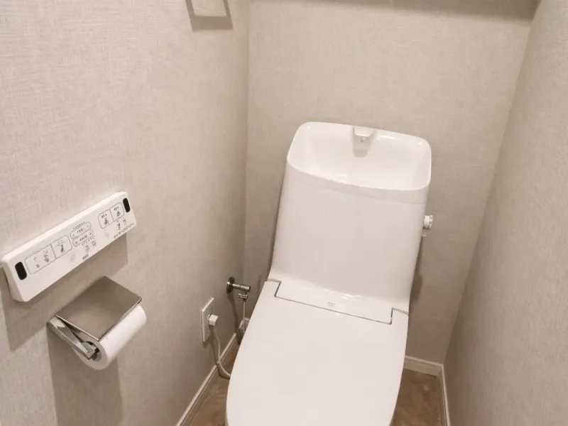 トイレは２０２４年に便器（温水洗浄便座）を新規交換し、クロスも張り替え済み。清潔感と使い心地の良さが際立つ仕上がりです