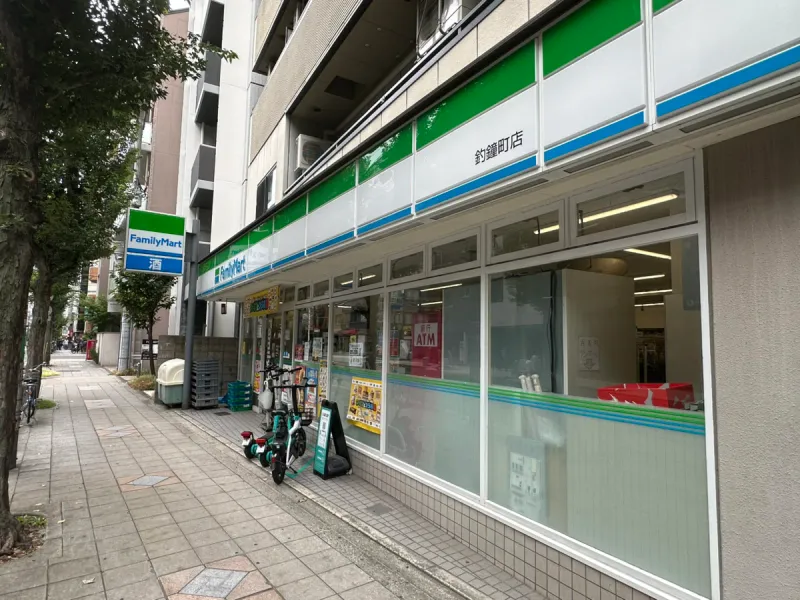 【コンビニ】ファミリーマート釣鐘町店220ｍ（徒歩約3分）