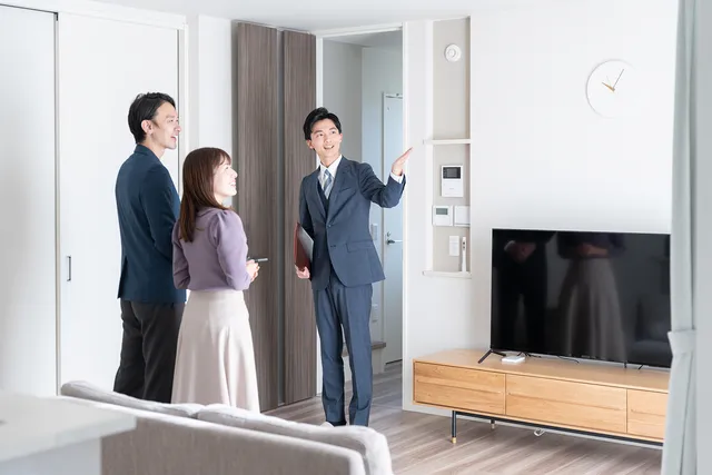 スタッフの案内で、お部屋を内見するお客様